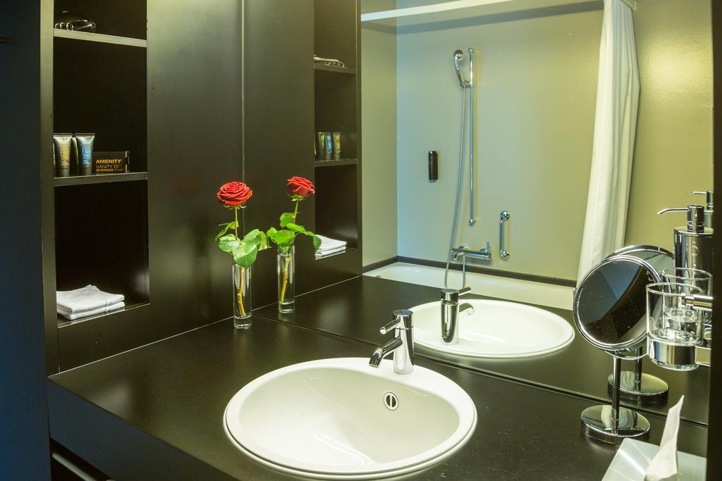 Dasbreitehotel Am Rhein Basel Exterior photo