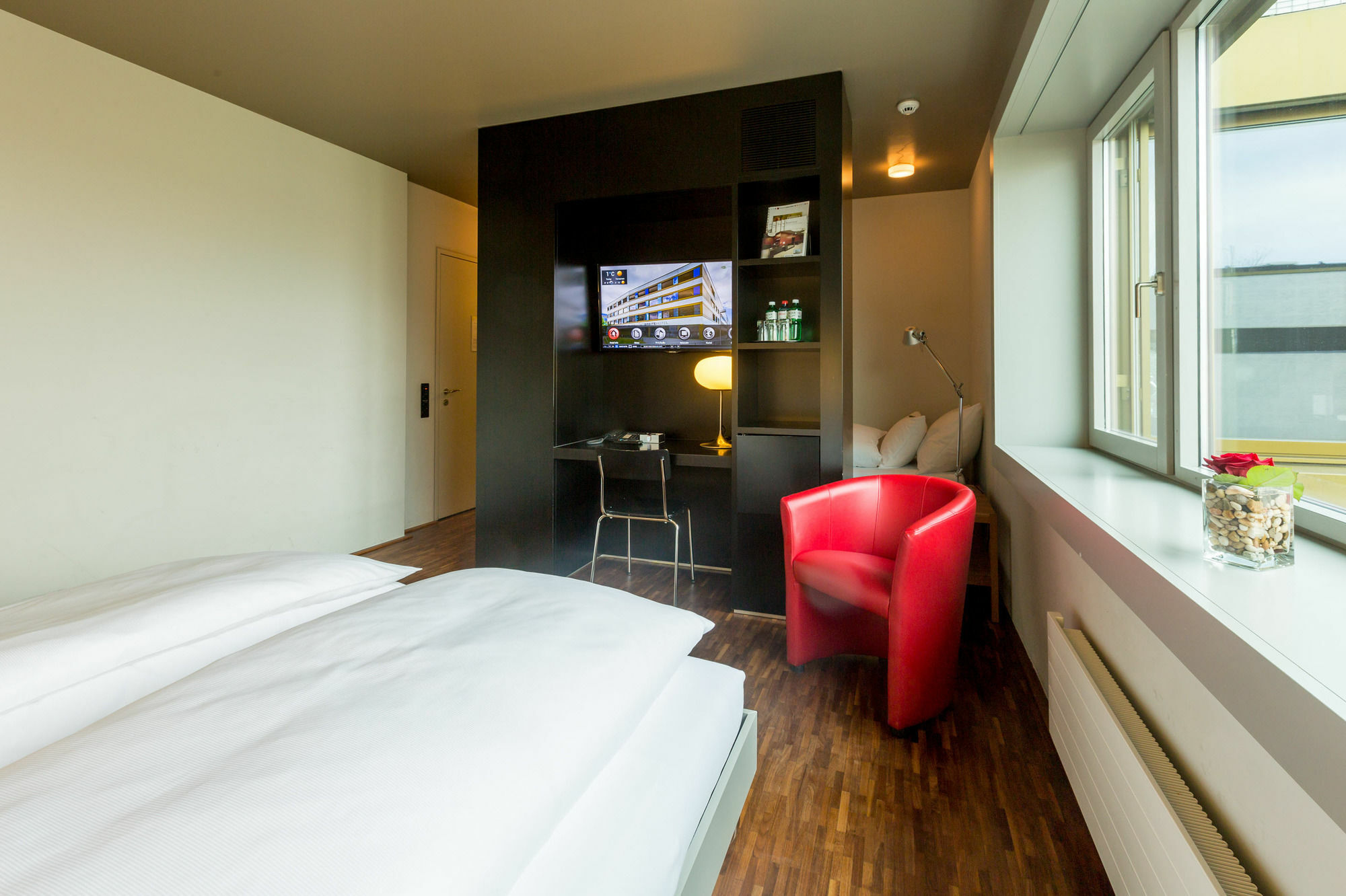 Dasbreitehotel Am Rhein Basel Exterior photo